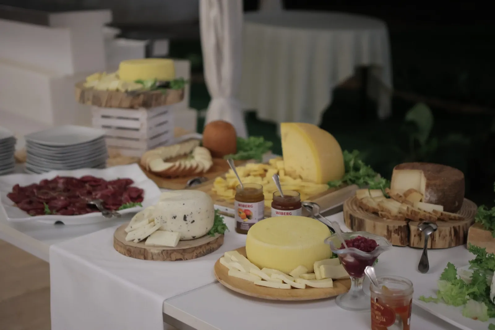 Angolo del casaro con formaggi e confetture