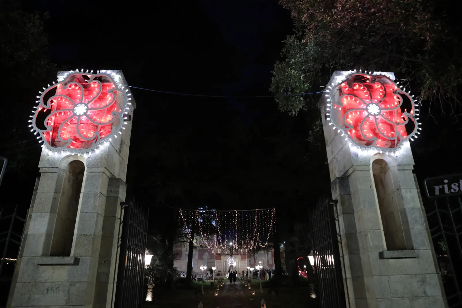 Cancello con luminarie pugliesi