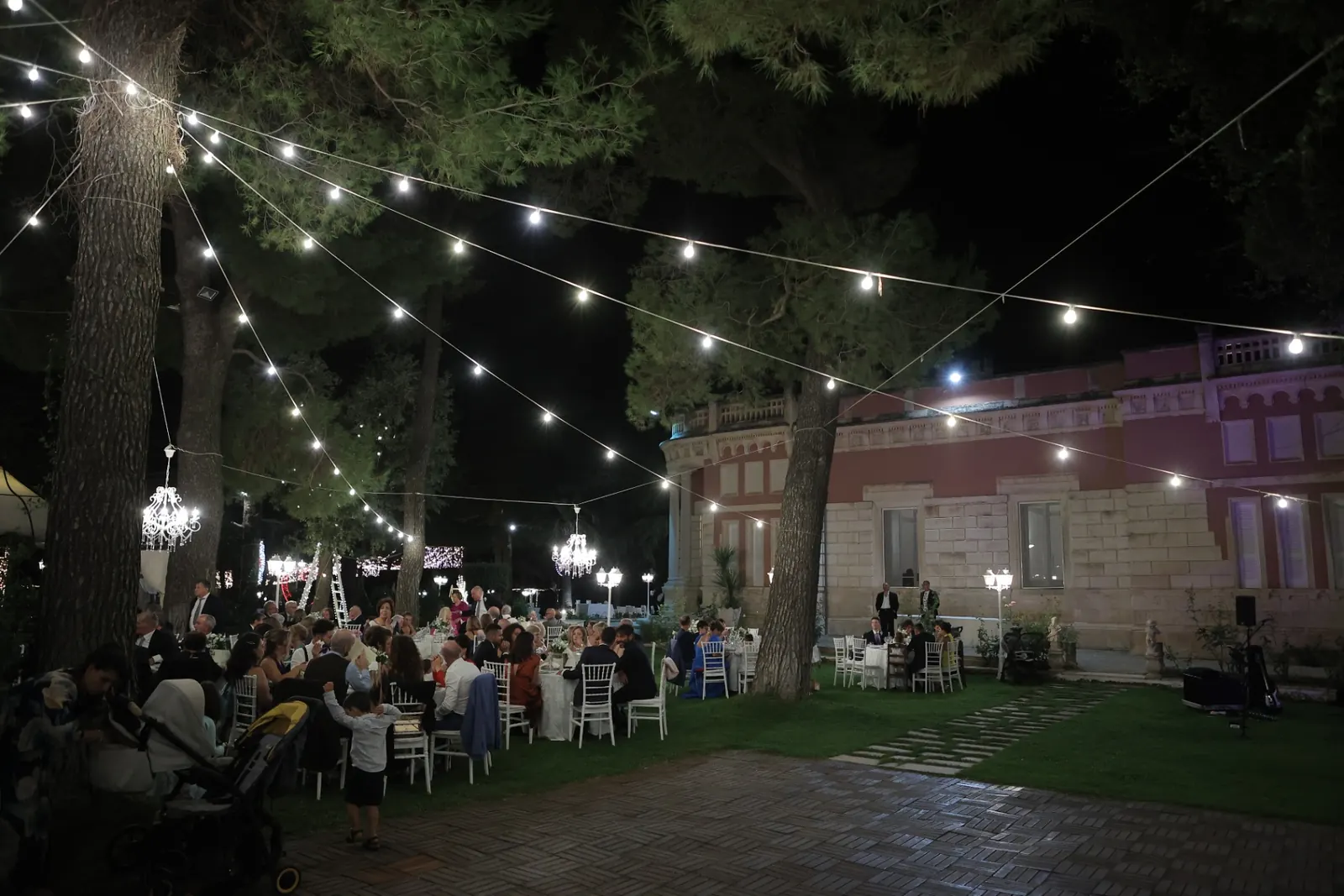 Cena di matrimonio sotto le luci sospese