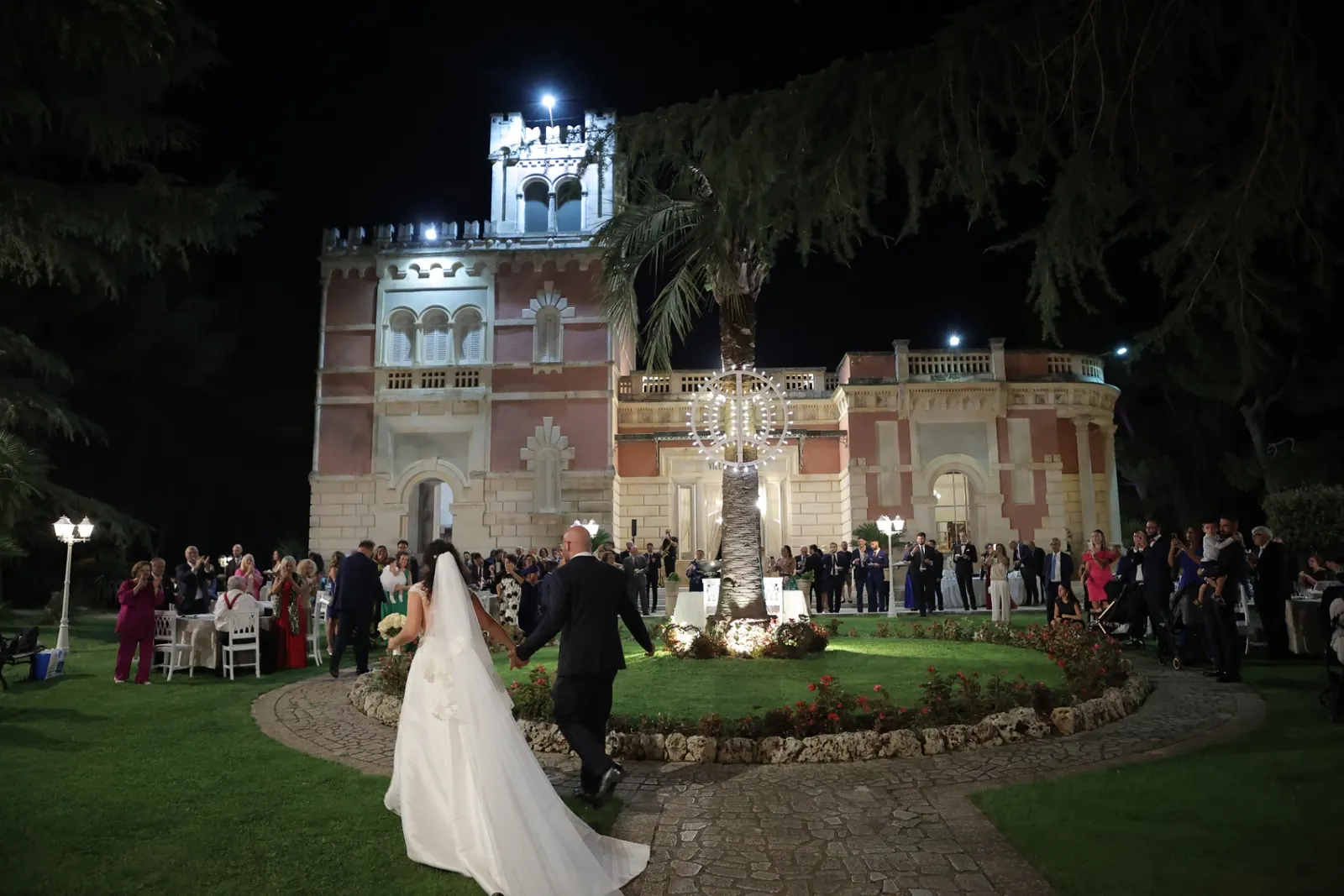 Ingresso degli sposi tra gli invitati