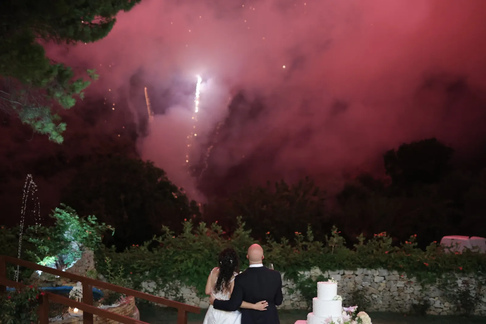 Fuochi d'artificio finali con gli sposi
